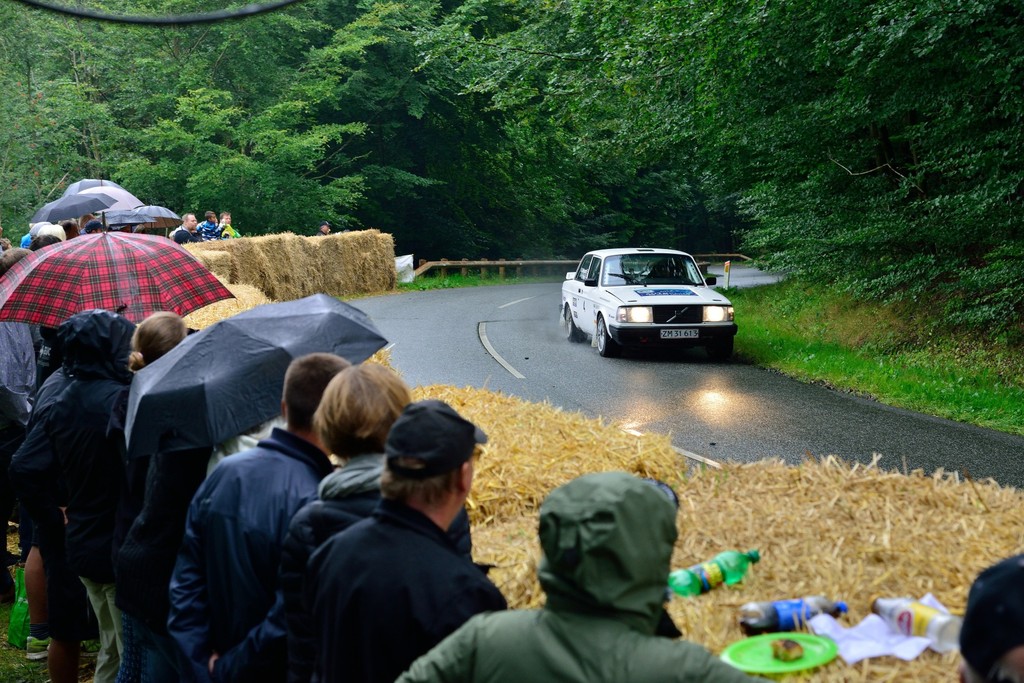 I tørvejr og regn: Foran en tusindtallig tilskuerskare på Munkebjerg var Heino Mejer fra Horsens suverænt hurtigst i sin Volvo 242 turbo fra 1983.
(Foto: Michael Eisenberg)